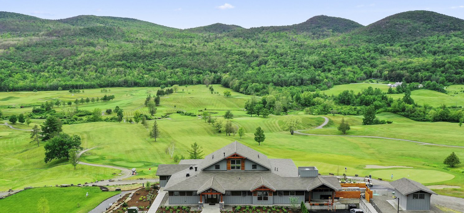 Ticonderoga Golf Course wit clubhouse